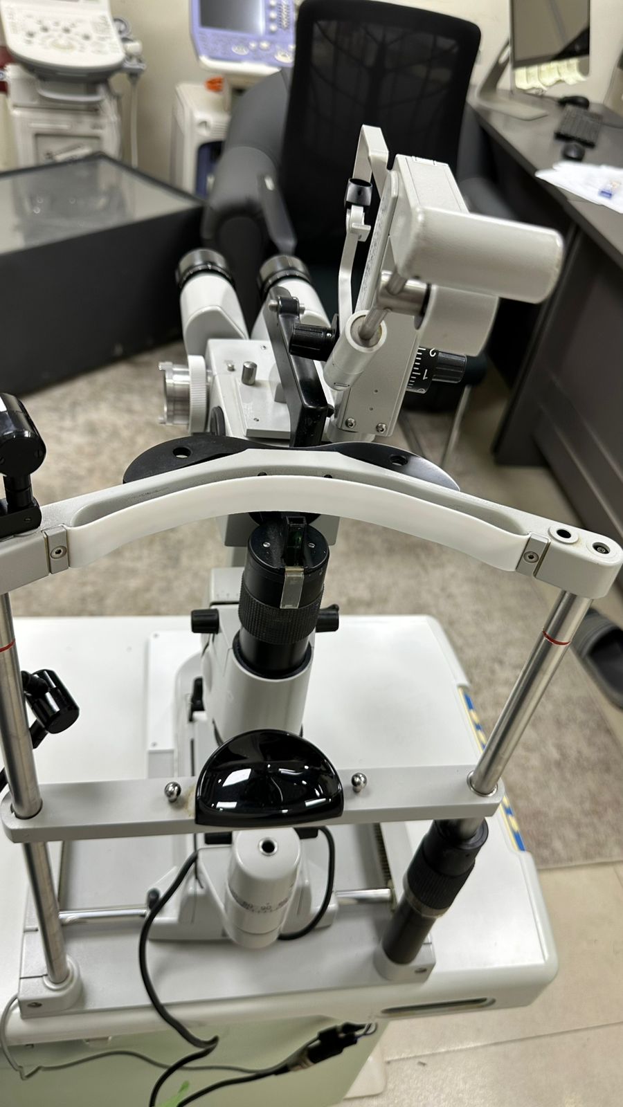 Carl zeiss slit lamp with sliding table