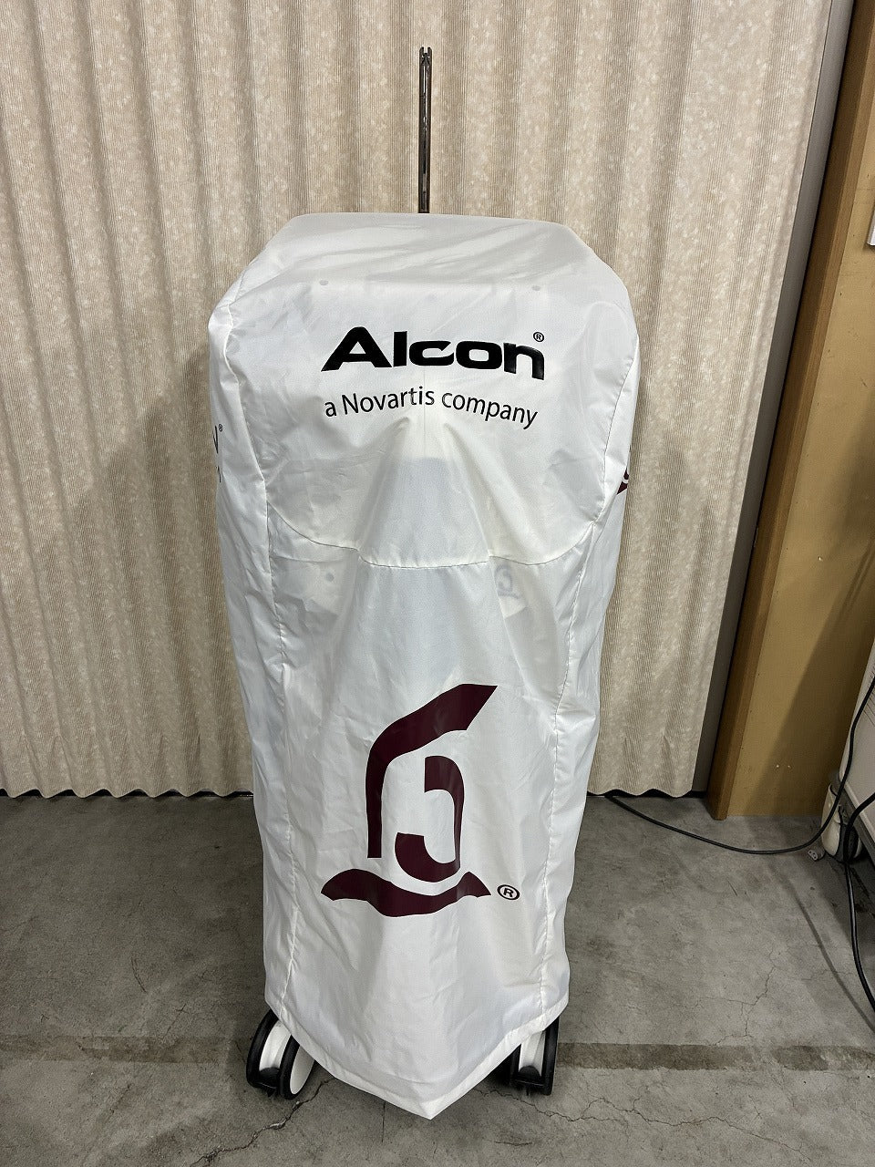 Alcon Centurion with handpeice