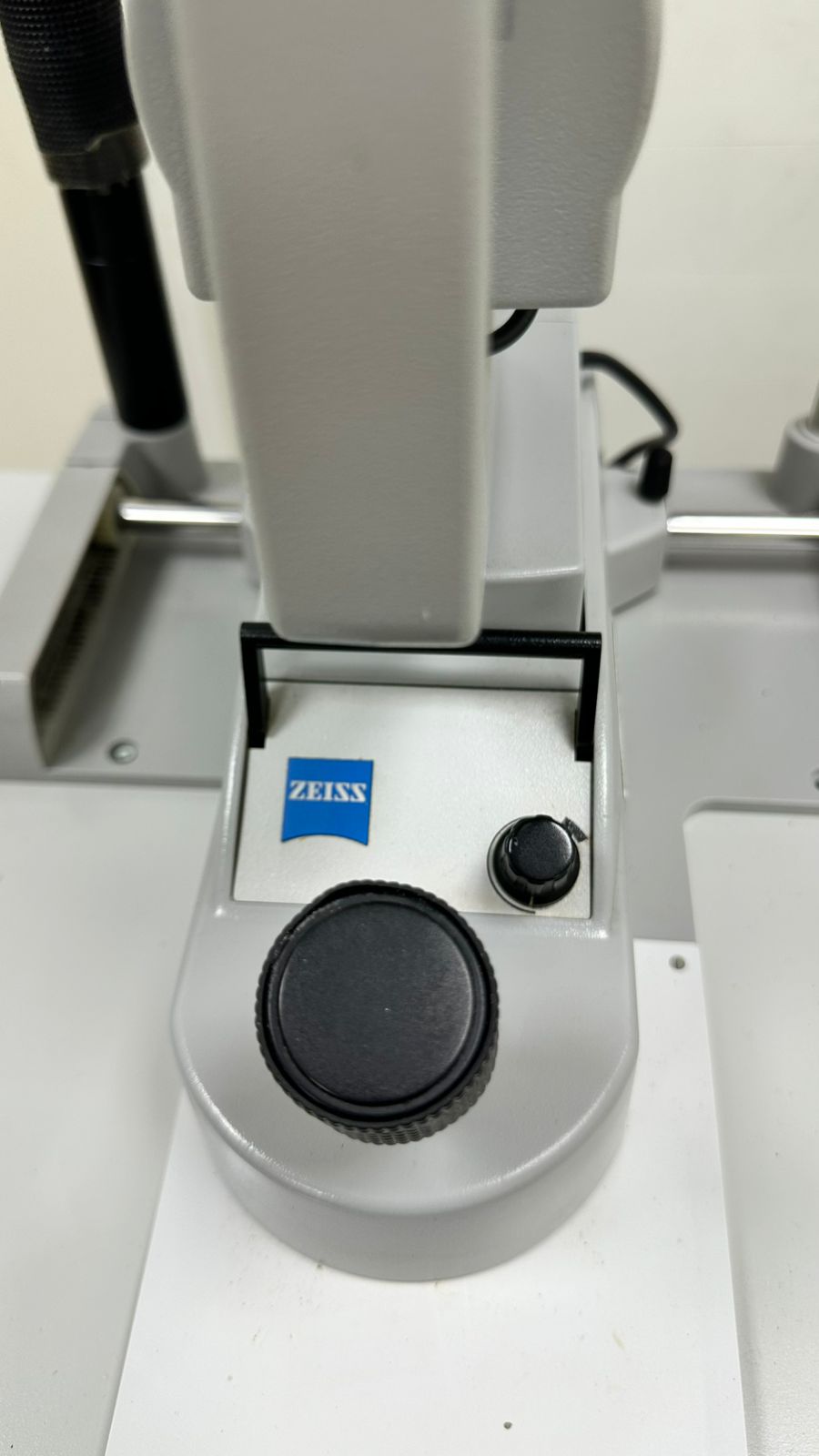 Carl zeiss slit lamp with sliding table