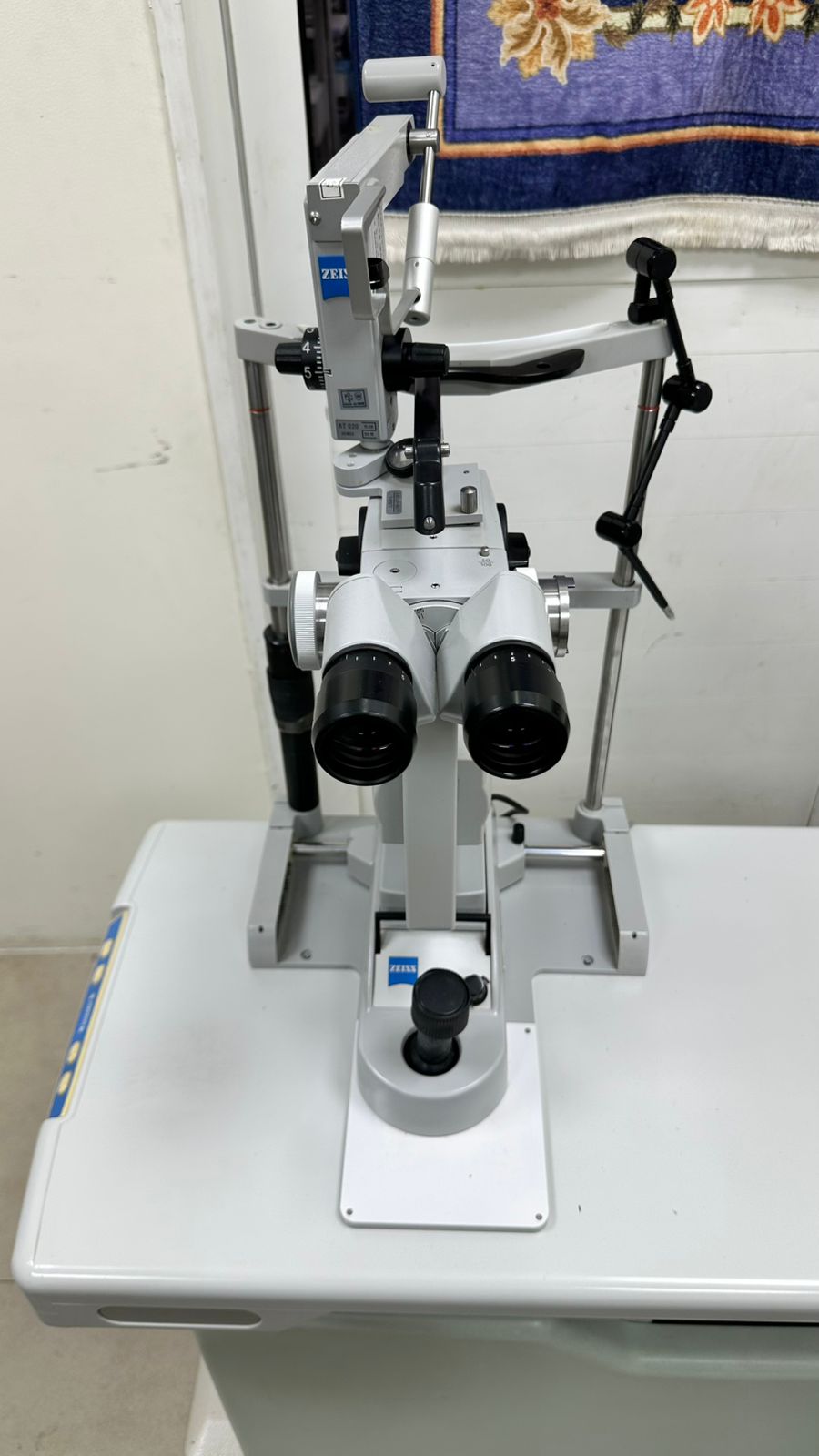 Carl zeiss slit lamp with sliding table