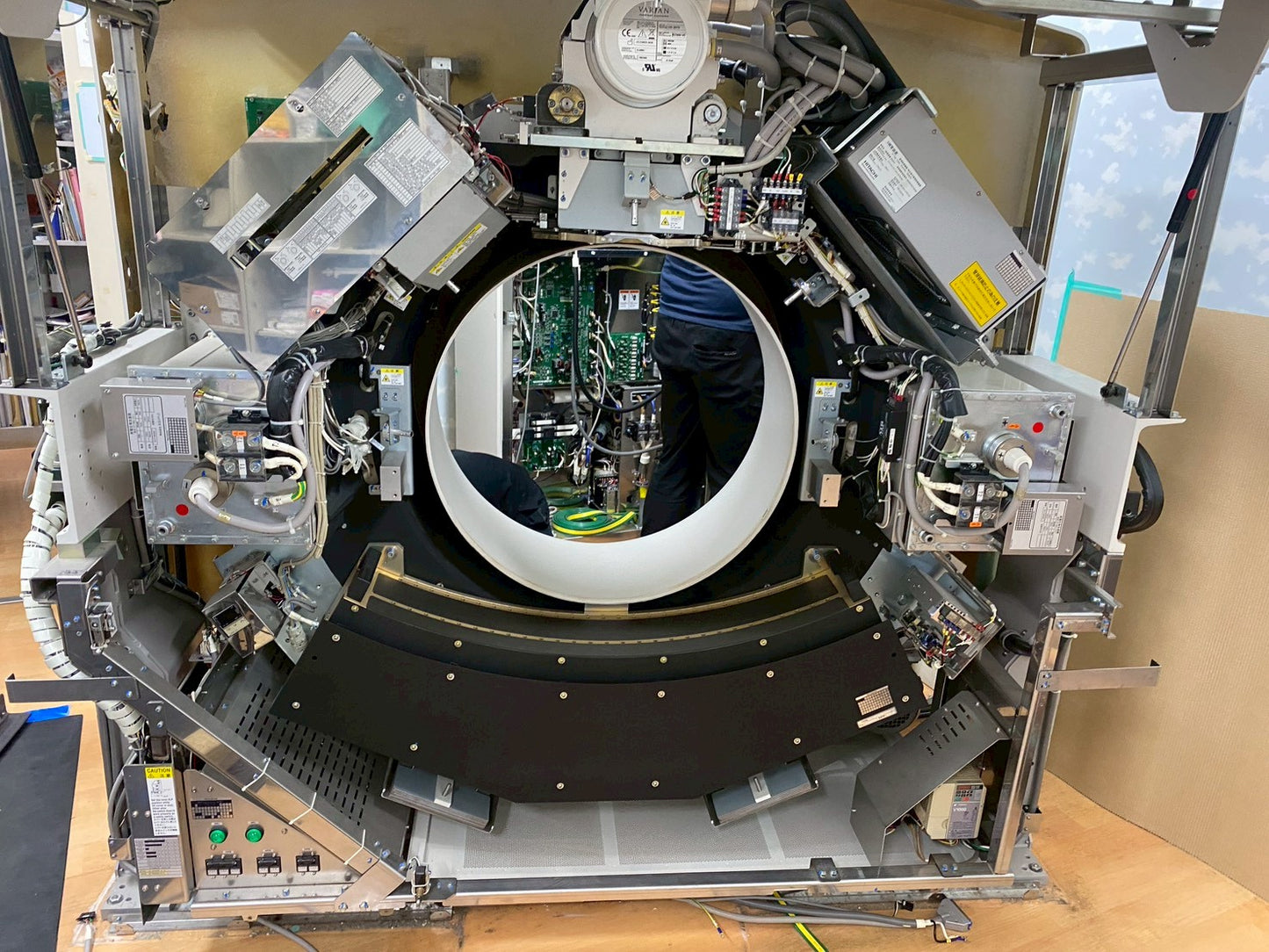 Hitachi Eclos MRI 16 slices refurbished machine YOM 2010
