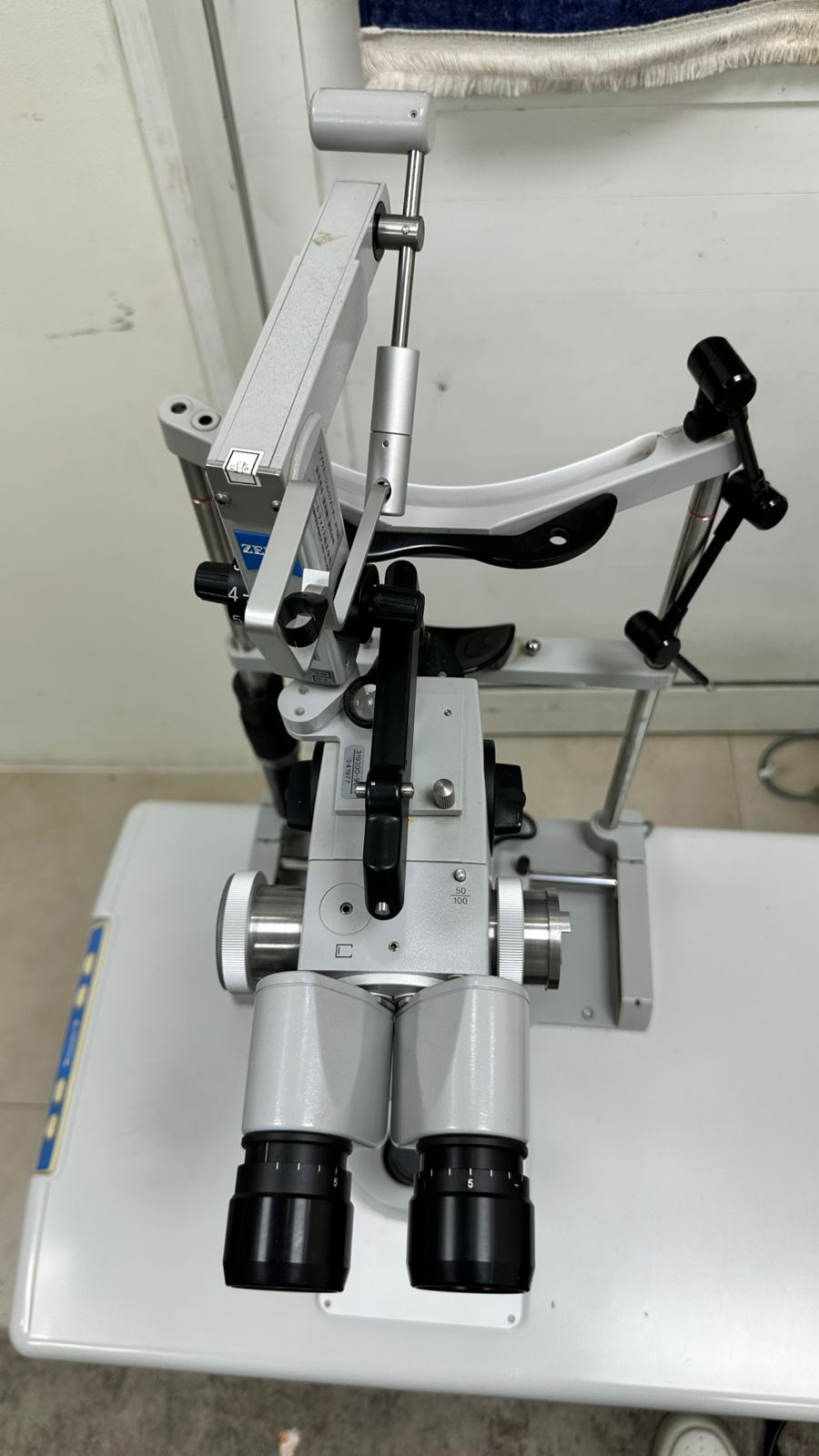 Carl zeiss slit lamp with sliding table
